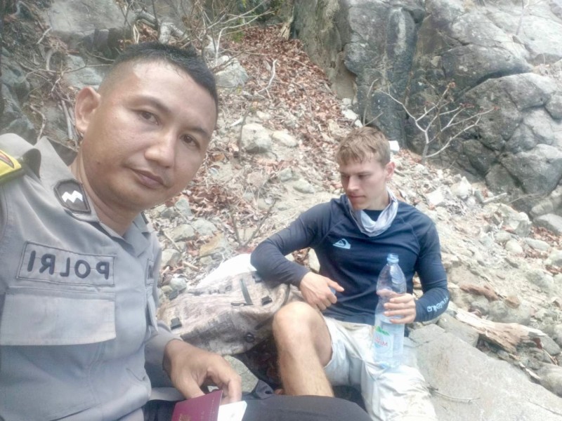 Foto Momen Bahagia Anggota Polsek Sekotong saat Berhasil Mengevakuasi WNA Belanda, Sem Van Der Ven yang Sebelumnya Terjebak di Tebing Curam Bukit Meang pada Sabtu siang (7/9/2024) (Sumber: Humas Polda NTB)